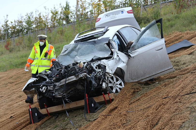 Ein Kleinlastwagen und ein Auto waren am Crash auf der A94 beteiligt – der Pkw wurde von der Wucht des Aufpralls von der Autobahn geschleudert.