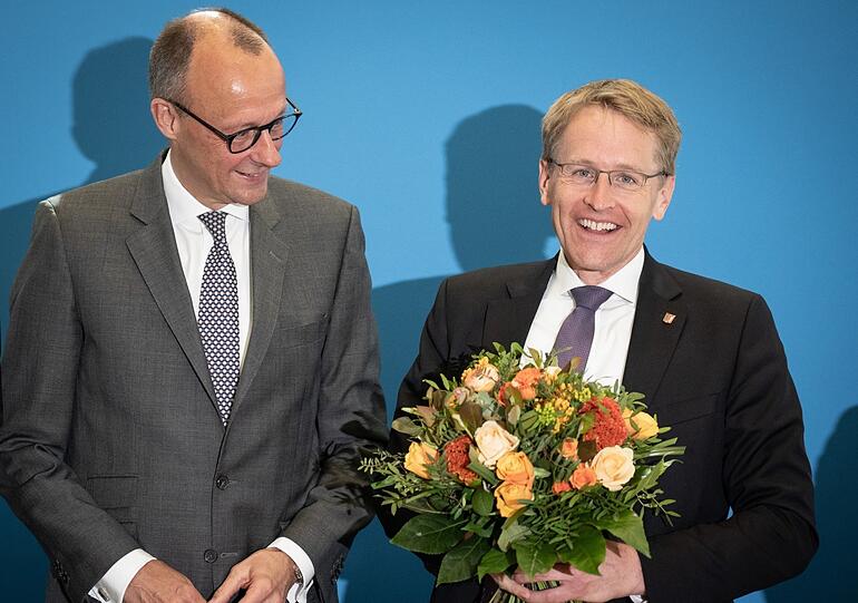 Daniel Günther (CDU,rechts), Ministerpräsident von Schleswig-Holstein steht neben Friedrich Merz, CDU Bundesvorsitzender vor Beginn der Sitzung des CDU Bundesvorstands nach der Landtagswahl in dem nördlichsten Bundesland. Die CDU erreichte in der Wahl das beste Ergebnis.