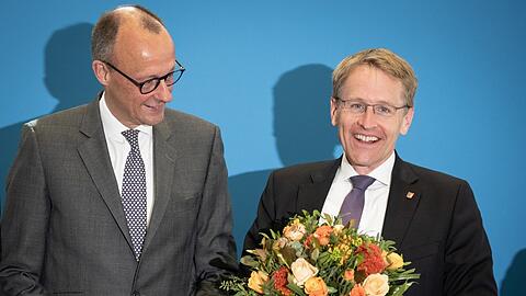 Daniel Günther (CDU,rechts), Ministerpräsident von Schleswig-Holstein steht neben Friedrich Merz, CDU Bundesvorsitzender vor Beginn der Sitzung des CDU Bundesvorstands nach der Landtagswahl in dem nördlichsten Bundesland. Die CDU erreichte in der Wahl das beste Ergebnis.