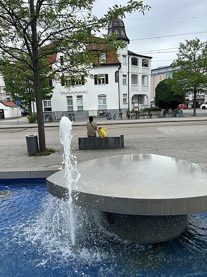 An diesem Brunnen kann man sich entspannen. An diesem Brunnen kann man sich entspannen.