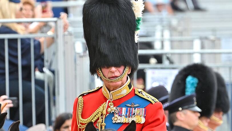 2023 meisterte Charles die Herausforderung auf dem Pferd: Mit 74 Jahren ritt er in Militäruniform und tiefsitzender Bärenfell-Mütze bei Trooping the Colour mit.