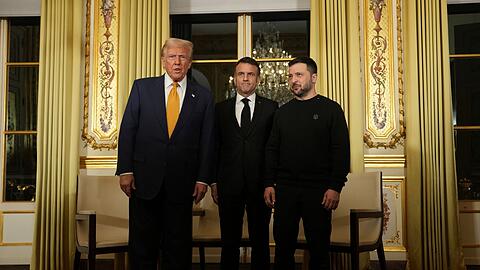 Trump nutzte seine erste Auslandsreise seit dem Wahlsieg für Gespräche zur Ukraine.