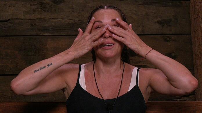 Ihre Dschungel-Vorfreude war riesengro&szlig;. Die bittere Realit&auml;t: gro&szlig;en Hunger, viel Streit und wenig Schlaf. Simone Ballack wischt sich die Tr&auml;nen aus dem Gesicht.