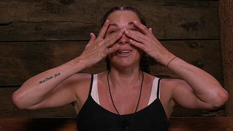 Ihre Dschungel-Vorfreude war riesengro&szlig;. Die bittere Realit&auml;t: gro&szlig;en Hunger, viel Streit und wenig Schlaf. Simone Ballack wischt sich die Tr&auml;nen aus dem Gesicht.