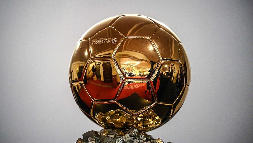 Das Objekt der Begierde: Der Ballon d'Or, mit dem der Weltfußballer des Jahres ausgezeichnet wird. Das Objekt der Begierde: Der Ballon d'Or, mit dem der Weltfußballer des Jahres ausgezeichnet wird.
