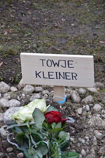 Ein Schild und Blumen als letzter Gruß für Towje Kleiner