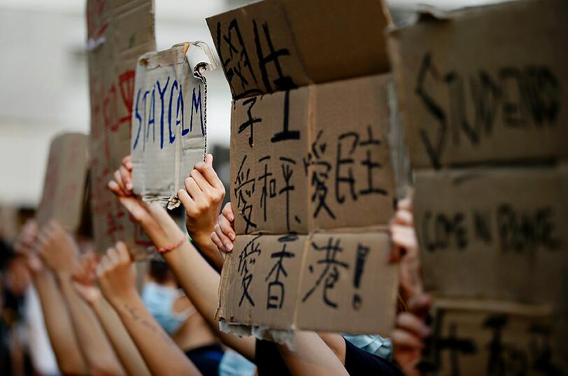Die Proteste in Hong Kong weiten sich immer weiter aus und überschatten den Nationalfeiertag Chinas. Die Demonstranten errichten immer mehr Blockaden.