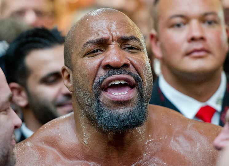 Beim offiziellen Wiegen brachte der Titelverteidiger 111,5 kg auf die Waage, bei Herausforderer Kubrat Pulew waren es exakt 112,0 kg. Die Bilder von der Einstimmung auf den Kampf