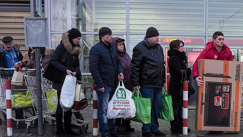 Russland steuert nun auf eine große Rezession zu. Russland steuert nun auf eine große Rezession zu.