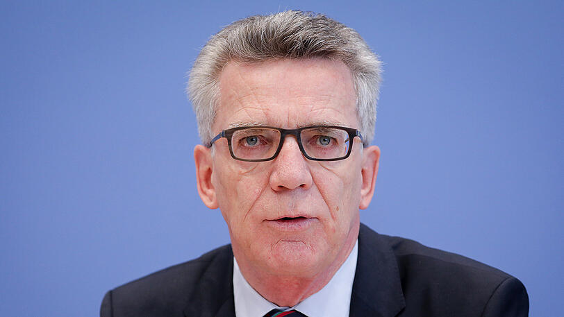 THOMAS DE MAIZIERE (CDU/63): In der Flüchtlingskrise geriet der Innenminister unter Druck, weil es im zuständigen Bundesamt nicht rund lief. Sollte Schäuble doch seinen Posten räumen, könnte de Maiziere das Haus der Finanzen reizen. Auch das Wirtschaftsministerium könnte eine Option sein.
