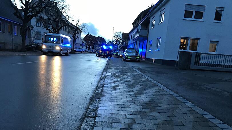 Mehrere Fahrzeuge der Polizei stehen mit Blaulicht vor einem Haus. Bei einem mutmaßlichen Familiendrama im baden-württembergischen Winterlingen ist eine 41-jährige Frau getötet worden.