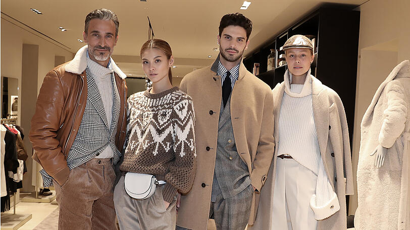 Auch die Models feiern mit.