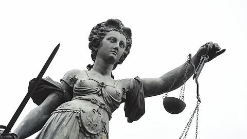 Eine Bronzeplastik der römischen Göttin der Gerechtigkeit, Justitia.
