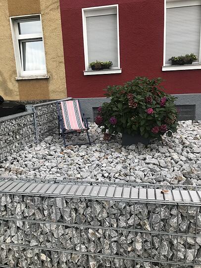 "Dass Andrea W. ihren Sommerurlaub 2020 coronabedingt im heimischen Garten verbringen musste, war bei der Anlage ihrer Außenflächen ein Jahr zuvor leider nicht absehbar", mutmaßt Ulf Soltau beim Anblick dieses Geröllgartens.