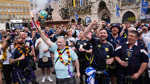 Schottische und deutsche Fans gemeinsam und friedlich auf dem Münchner Marienplatz – die EM-Party kann beginnen.