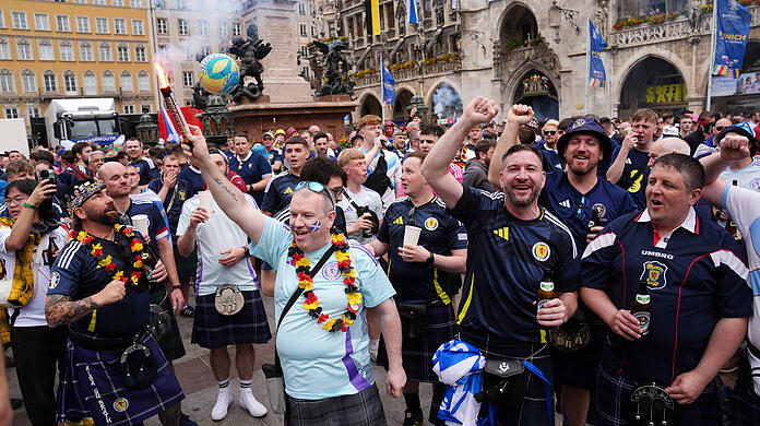 Schottische und deutsche Fans gemeinsam und friedlich auf dem Münchner Marienplatz – die EM-Party kann beginnen.