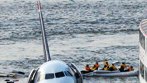 Die Maschine landete kurz nach dem Start im Hudson Die Maschine landete kurz nach dem Start im Hudson