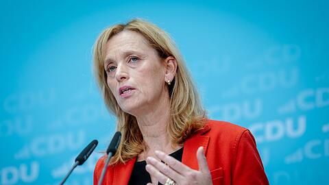 Bildungsministerin Prien berichtet von Überlegungen unter Juden, ob sie sich vorsorglich ein Finanzpolster im Ausland anlegen sollen.