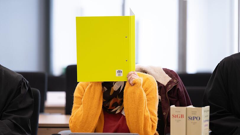 Susann E., mutma&szlig;liche Helferin der Neonazi-Terrorzelle Nationalsozialistischer Untergrund, schweigt zu Beginn des Prozesses am Dresdner Oberlandesgericht.