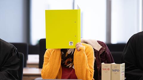 Susann E., mutmaßliche Helferin der Neonazi-Terrorzelle Nationalsozialistischer Untergrund, schweigt zu Beginn des Prozesses am Dresdner Oberlandesgericht.