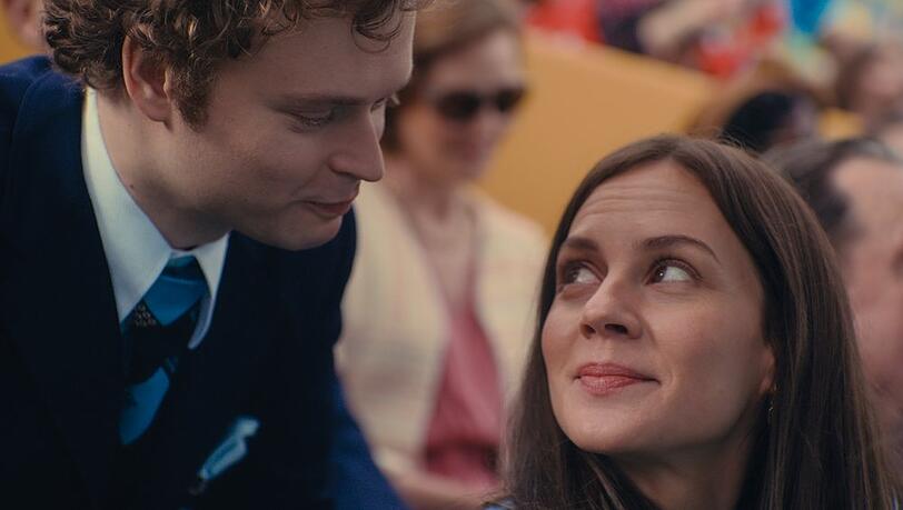 Kronprinz Carl Gustaf (Edvin Endre, li.) trifft in der neuen Serie bei der Er&ouml;ffnungsfeier der Olympischen Spiele 1972 im M&uuml;nchner Olympiastadion erstmals auf Chefhostess Silvia Sommerlath (Alicia von Rittberg).