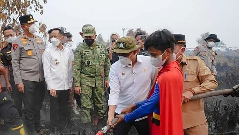 Der junge "Superman" gilt schon jetzt als Symbolfigur im Kampf gegen die Flammen. Der junge "Superman" gilt schon jetzt als Symbolfigur im Kampf gegen die Flammen.