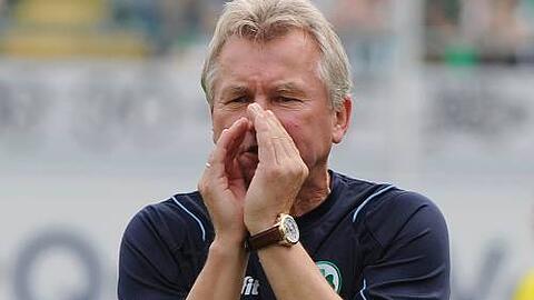 Alles Zurufen half nichts: Auf das Pokal-Drama in Ahlen hätte Fürths Trainer Benno Möhlmann sicher gerne verzichtet.
