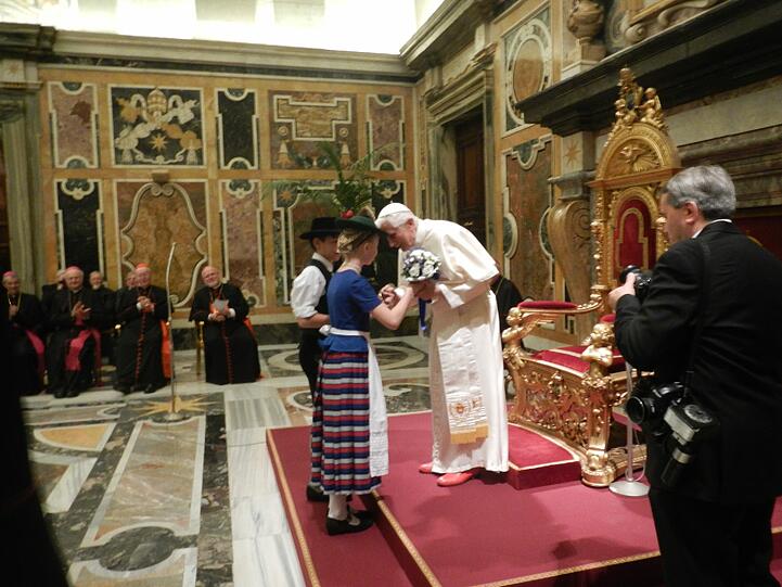 Eine bayerische Delegation besucht den Papst und gratuliert zum Geburtstag. Die AZ war für Sie in Rom. Die Bilder.
