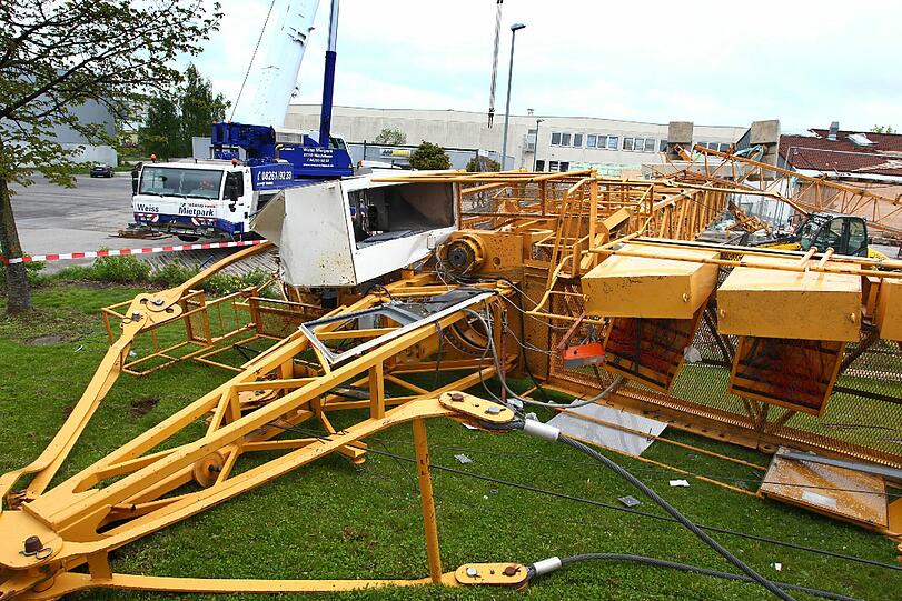 Unfall mit glimpflichem Ausgang. Hier stürzte ein Baukran um und verfehlte einen Supermarkt nur knapp.