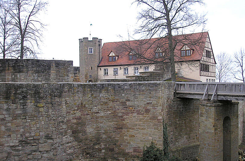 Warum die 58-Jährige über das Geländer in den Graben stürzte, ist noch unklar.