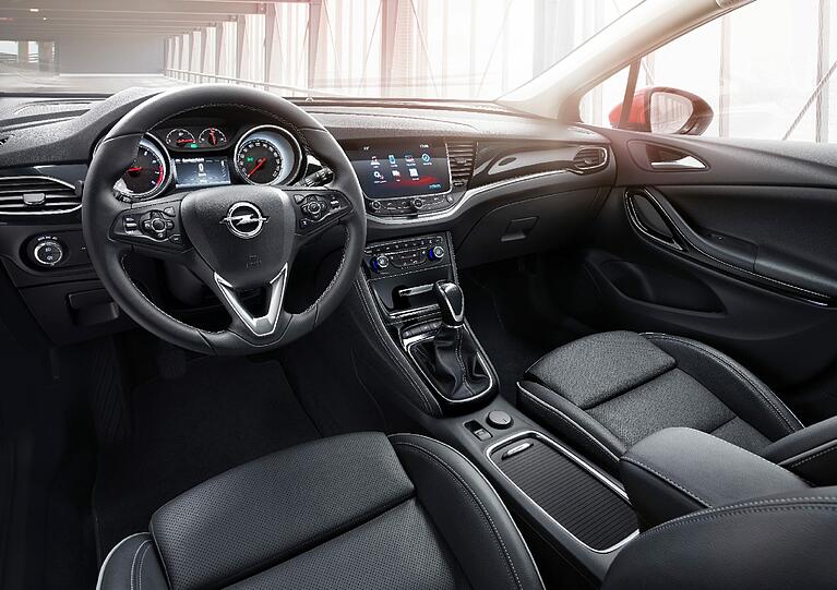 Angenehme Materialien, aufgeräumter Eindruck: Das Interieur des neuen Opel Astra wirkt einladend.