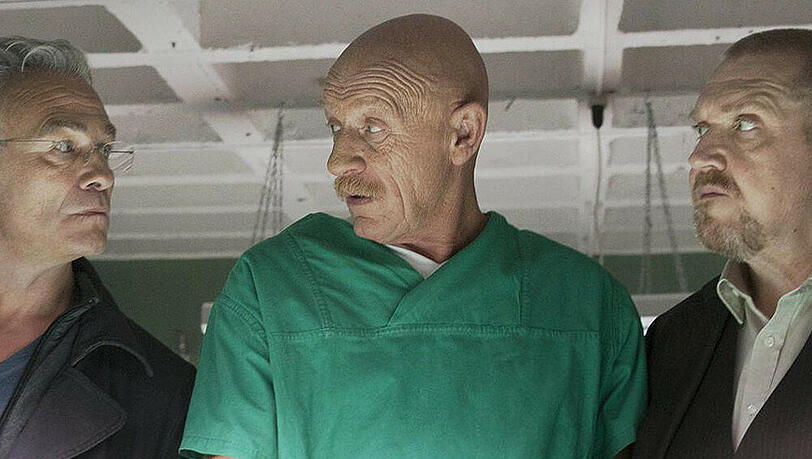 "Tatort": Max Ballauf (K.J. Behrendt, l.) und Freddy Schenk (D. Bär, r.) lassen sich von Dr. Roth die gerichtsmedizinischen Ergebnisse zu Nataschas Tod erklären. "Tatort": Max Ballauf (K.J. Behrendt, l.) und Freddy Schenk (D. Bär, r.) lassen sich von Dr. Roth die gerichtsmedizinischen Ergebnisse zu Nataschas Tod erklären.