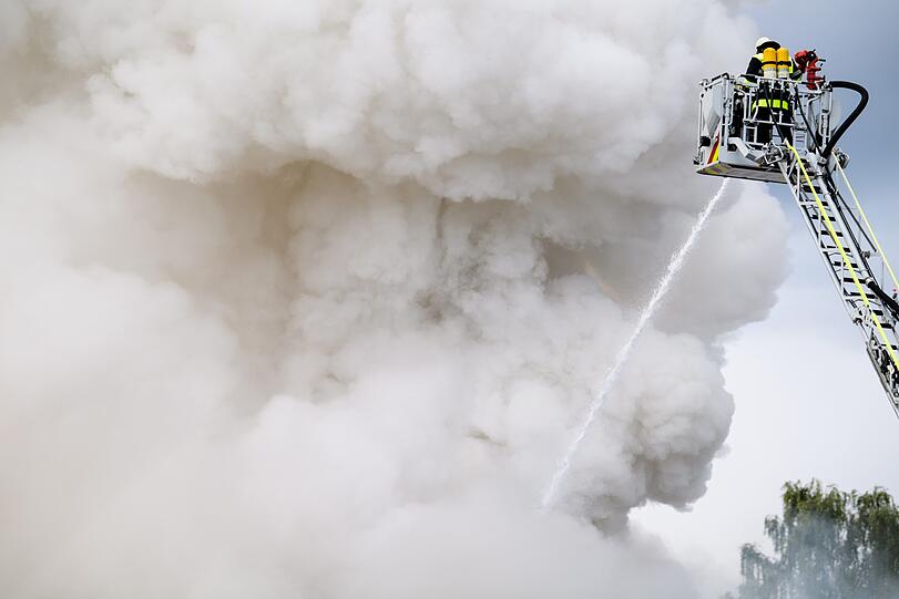 Die Feuerwehr ist seit der Nacht mit rund 100 Einsatzkräften im Einsatz.