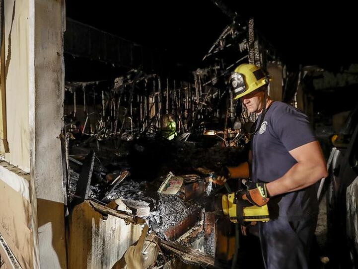 Ein Feuerwehrmann begutachtet die Schäden an einem Wohnhaus in Ridgecrest, das nach einem zweiten heftigen Erdbeben in Kalifornien niedergebrannt ist.