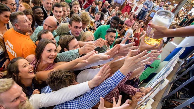 Besucher freuen sich im Paulaner-Festzelt auf ihr erstes Bier. Foto: Matthias Balk Besucher freuen sich im Paulaner-Festzelt auf ihr erstes Bier. Foto: Matthias Balk