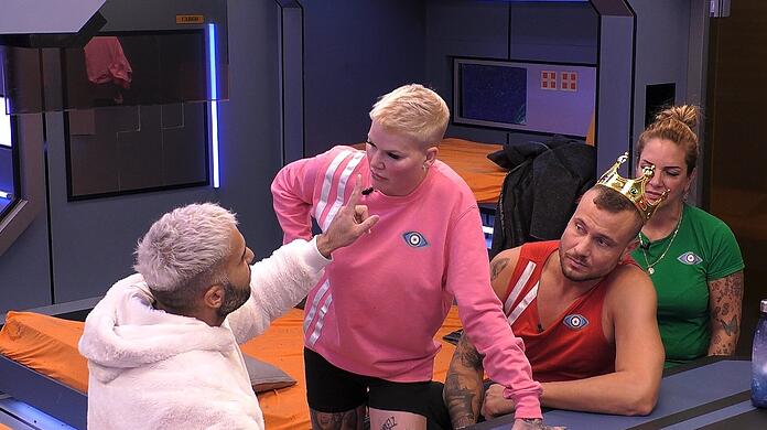 Haben sich Melanie Müller (m.)  und Eric Sindermann (r.) bei "Promi Big Brother" 2021 abgesprochen? Rafi Rachek (l.) spricht nach seinem Rauswurf Klartext.