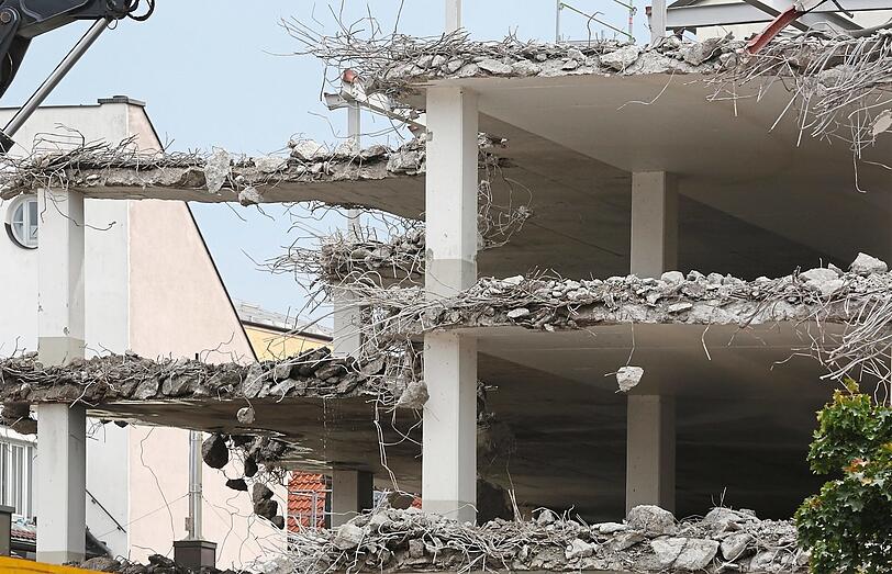Vom Parkhaus steht nur noch wenig: 8000 Kubikmeter Betonbruch fallen beim Abriss in Neuhausen an. 90 Prozent werden beim Straßenbau wiederverwendet.
