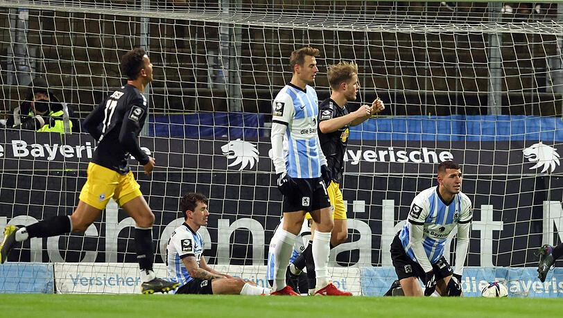 So sehen Verlierer aus (v.l.): Phillipp Steinhart, Dennis Dressel und Semi Belkahia am Boden, Gegner Mannheim jubelt.