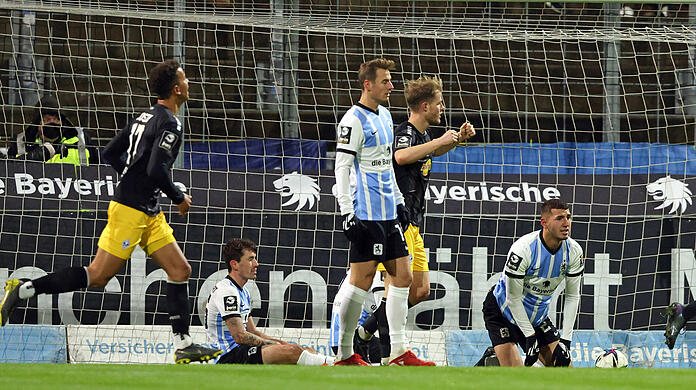 So sehen Verlierer aus (v.l.): Phillipp Steinhart, Dennis Dressel und Semi Belkahia am Boden, Gegner Mannheim jubelt.
