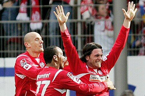 Mainzer Jubel: Torschütze Tim Hoogland (r.), Daniel Gunkel (M.), Srdjan Baljak
