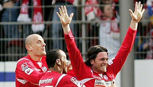 Mainzer Jubel: Torschütze Tim Hoogland (r.), Daniel Gunkel (M.), Srdjan Baljak Mainzer Jubel: Torschütze Tim Hoogland (r.), Daniel Gunkel (M.), Srdjan Baljak