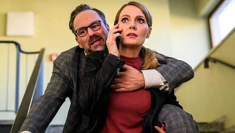Komikerin Martina Hill (re.) schultert in "HILLarious" sogar ihren Kollegen und Gast-Star Kurt Krömer (li.), wenn es sein muss.