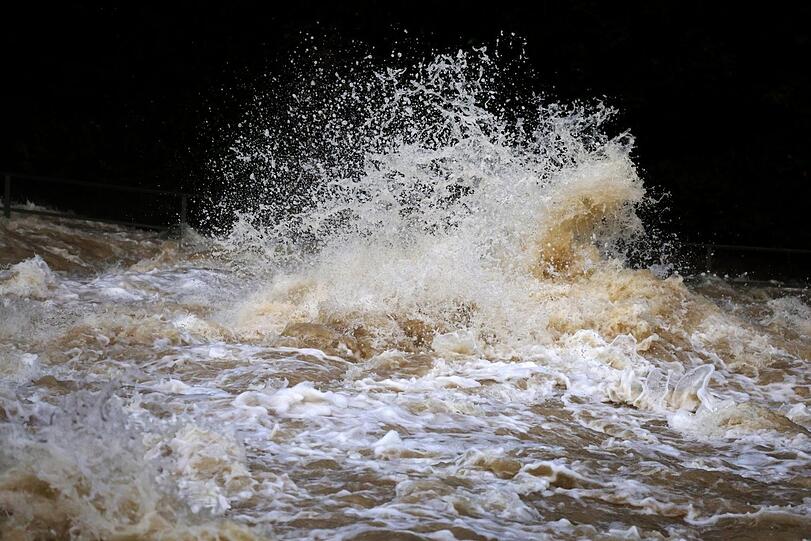 Wie am Meer toben die Wassermassen umher. Die Isar hat an diesen Tagen eine gewaltige Kraft.