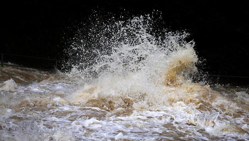 Wie am Meer toben die Wassermassen umher. Die Isar hat an diesen Tagen eine gewaltige Kraft. Wie am Meer toben die Wassermassen umher. Die Isar hat an diesen Tagen eine gewaltige Kraft.