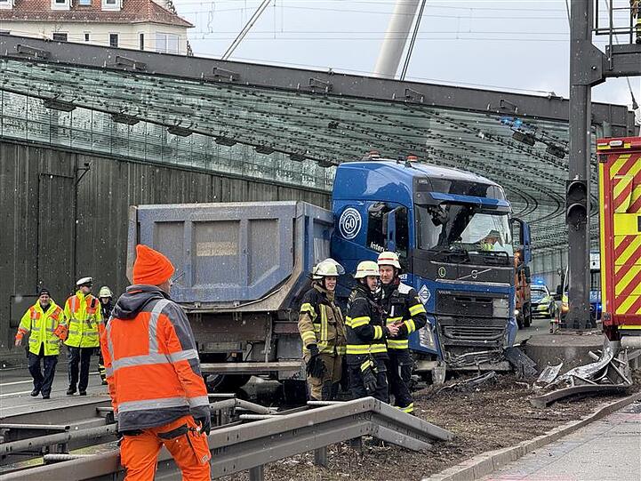 Ein Lastwagen hat am frühen Montagnachmittag kurz vor dem Petueltunnel die Mittelleitplanke durchbrochen.