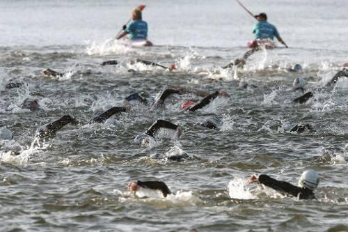 Frühschwimmer: Der Schwarm der Triathleten startet am Sonntag um 6.20 Uhr mit der ersten Etappe über 3,8 Kilometer im Main-Donau-Kanal.