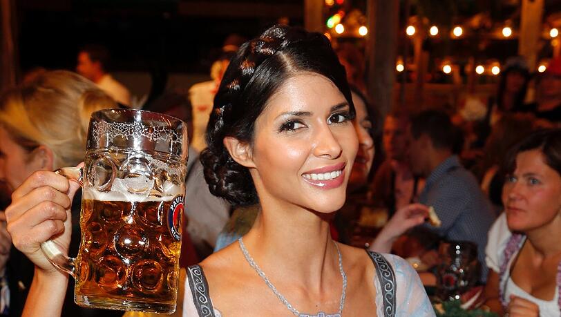 Stoff auf der Haut geht für Nacktmodel Micaela Schäfer nur in Ausnahmesituationen. Zur Wiesn hat sie sich BH samt Dirndl kurzerhand einfach aufgeschminkt. Stoff auf der Haut geht für Nacktmodel Micaela Schäfer nur in Ausnahmesituationen. Zur Wiesn hat sie sich BH samt Dirndl kurzerhand einfach aufgeschminkt.
