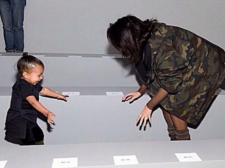 North durfte ihre Mama im Februar auch schon mit auf die New Yorker Fashion Week begleiten. Am Anfang spielten sie noch ausgelassen miteinander. Später musste Kim jedoch die Show mit ihrer Tochter verlassen, weil diese bitterlich zu weinen anfing.