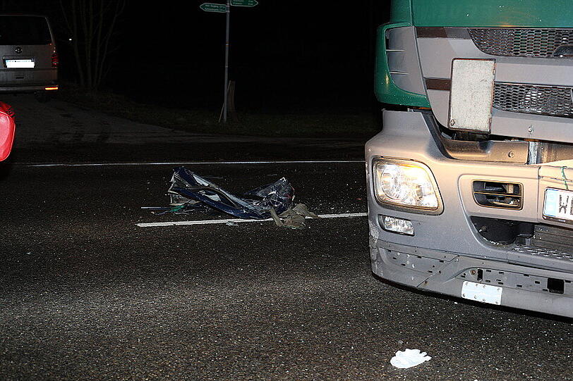 Bei Traunreut hat sich am Freitag ein schwerer Verkehrsunfall ereignet. Die Bilder.