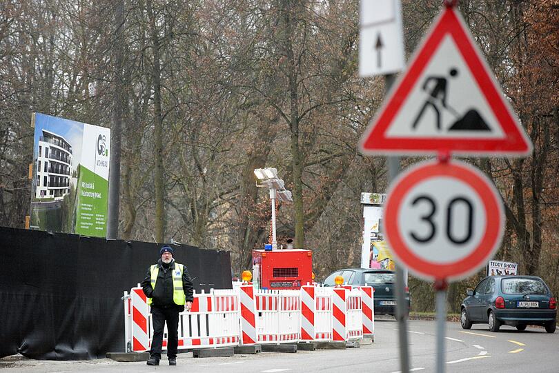 Die Baustelle in Augsburg: Hier wurde bei Erdarbeiten die rund 3,8 Tonnen schwere britische Fliegerbombe gefunden.